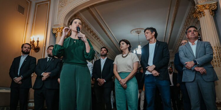 Governadora Raquel Lyra empossa novos secretários Daniel Coelho e André Teixeira Filho
