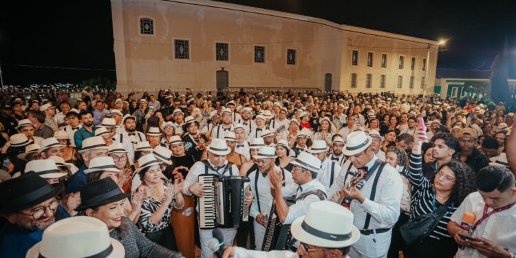 Em Santa Maria da Boa Vista, governadora Raquel Lyra prestigia 26ª Serenata da Recordação, que pela primeira vez recebe apoio do Governo do Estado