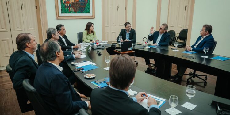 Governadora Raquel Lyra reúne representantes de setores pernambucanos para debater permanência da atividade econômica após anúncio de tarifaço dos Estados Unidos