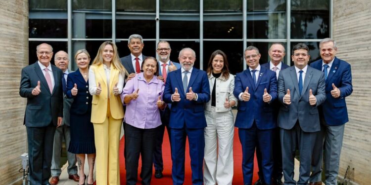 Em Brasília, governadora Raquel Lyra se reúne com presidente Lula e governadores do Nordeste, e debate medidas emergenciais para setores produtivos após tarifaço anunciado pelos EUA