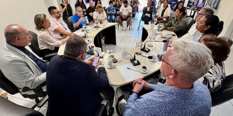 Durante audiência em Fernando de Noronha, secretária Yanne Teles anuncia ações da SCJ no arquipélago em setembro
