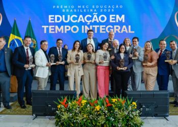 Pernambuco recebe dois prêmios nacionais de educação em cerimônia no Palácio do Planalto