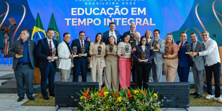 Pernambuco recebe dois prêmios nacionais de educação em cerimônia no Palácio do Planalto