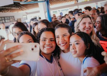 Em Petrolina, governadora Raquel Lyra autoriza mais de R$ 60 milhões em obras hídricas e anuncia nova instalação do Porto Digital durante o Ouvir para Mudar