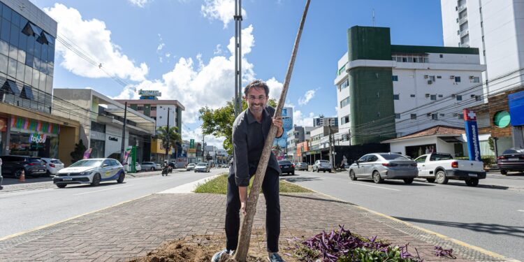 Caruaru inicia ação de arborização que prevê o plantio de 160 árvores em áreas verdes do município