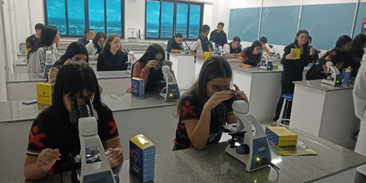 Alunos do ensino médio do Exato Prime visitam Complexo de Medicina Veterinária da Uninassau