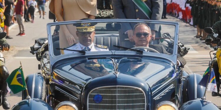 No desfile cívico-militar de 7 de Setembro, governadora Raquel Lyra destaca importância da justiça social