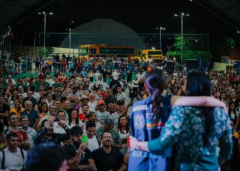 Em Jataúba, governadora Raquel Lyra autoriza restauração da PE-160 e entrega títulos de regularização fundiária