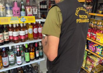 Operação consumo seguro: Procon-PE notifica depósitos de bebidas no Agreste e na capital durante fiscalização