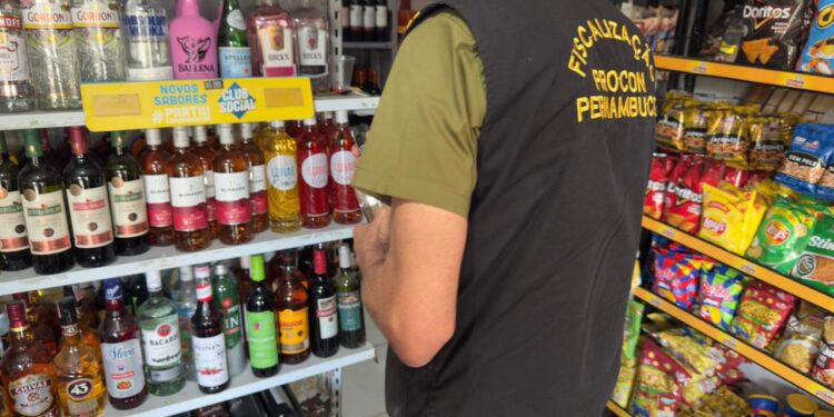 Operação consumo seguro: Procon-PE notifica depósitos de bebidas no Agreste e na capital durante fiscalização