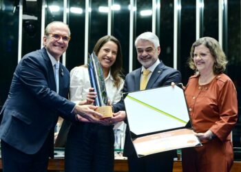 Reconhecimento: governadora Raquel Lyra recebe comenda do Senado Federal por avanços na alfabetização em idade certa