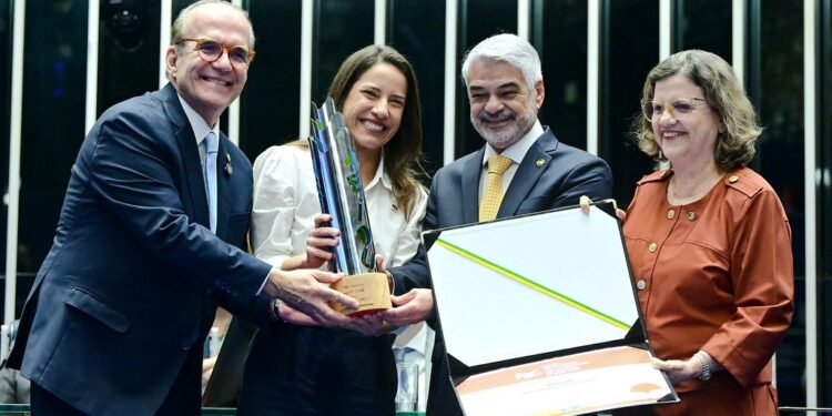 Reconhecimento: governadora Raquel Lyra recebe comenda do Senado Federal por avanços na alfabetização em idade certa