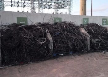 Ação em Caruaru remove 12 toneladas de materiais irregulares de telecom dos postes da rede elétrica