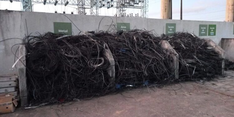 Ação em Caruaru remove 12 toneladas de materiais irregulares de telecom dos postes da rede elétrica
