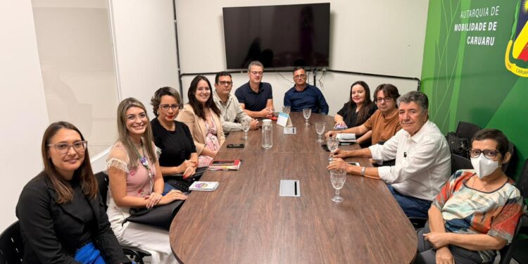 Prefeitura de Caruaru reforça aplicação da Lei da Parada Segura em reunião com empresas de transporte público