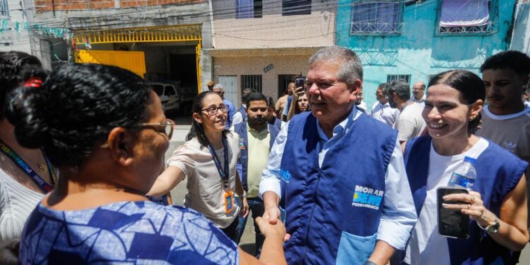 No Recife, governador em exercício visita casas reformadas pelo Reforma no Lar