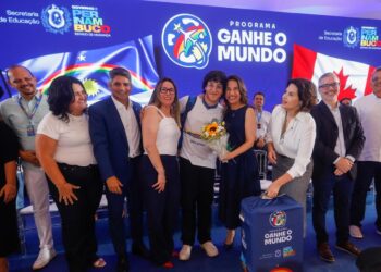 Ganhe o Mundo: governadora Raquel Lyra entrega kits de viagem a 700 estudantes que farão intercâmbio no Canadá