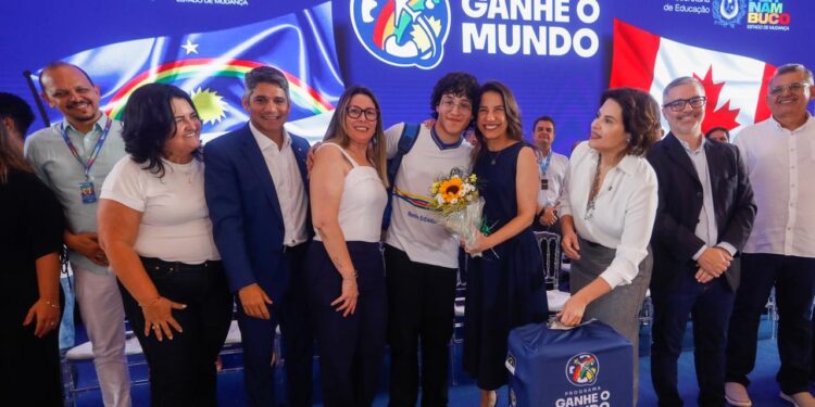 Ganhe o Mundo: governadora Raquel Lyra entrega kits de viagem a 700 estudantes que farão intercâmbio no Canadá