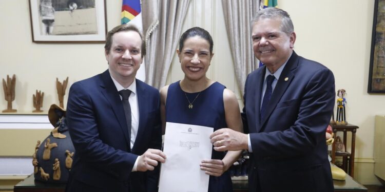 Governadora Raquel Lyra anuncia Carlos Gil Rodrigues Filho como novo desembargador do TJPE