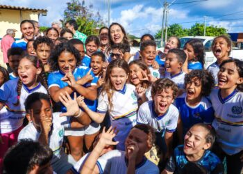 Em Fernando de Noronha, governadora Raquel Lyra anuncia a construção de casas e reforma do cemitério local