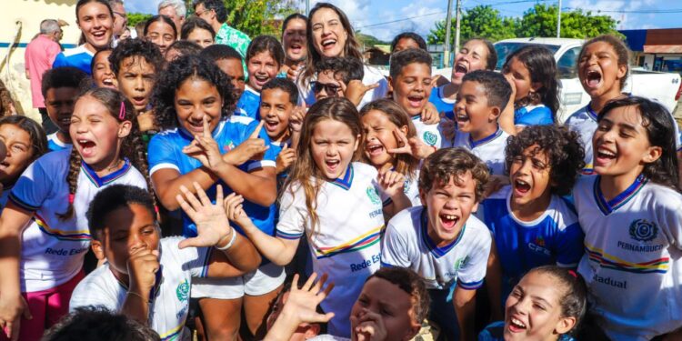 Em Fernando de Noronha, governadora Raquel Lyra anuncia a construção de casas e reforma do cemitério local