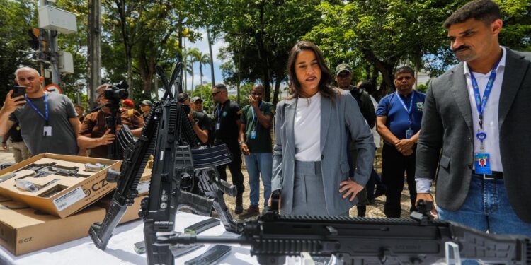 Juntos pela Segurança: governadora Raquel Lyra reforça segurança pública com entrega de R$ 73 milhões em armas, viaturas e helicóptero