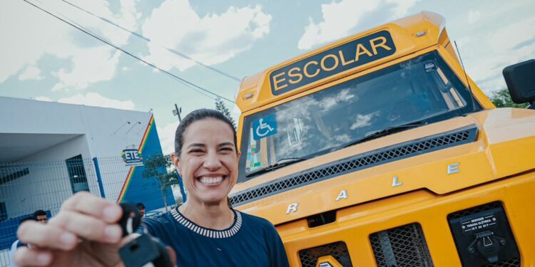 Em São Bento do Una, governadora Raquel Lyra anuncia pacote de investimentos para o Agreste e realiza entregas na área da educação