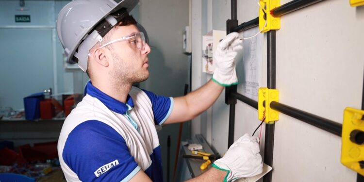 SENAI Caruaru abre inscrições para curso de Eletrotécnica