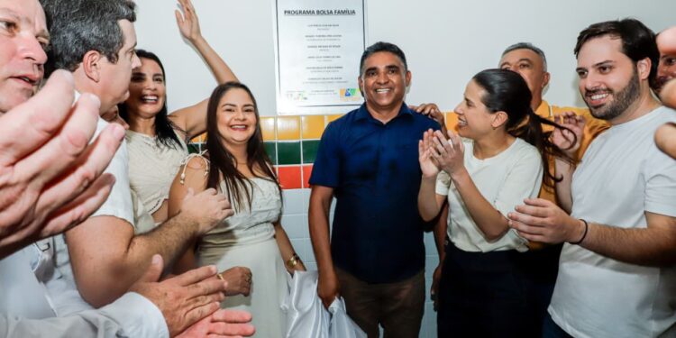 Em Custódia, governadora Raquel Lyra autoriza início de obras para melhorias urbanas, entrega ônibus escolares e anuncia nova ETE no município