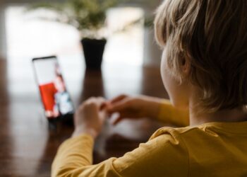 Professor não pode publicar imagem ou voz de aluno sem autorização, alerta especialista