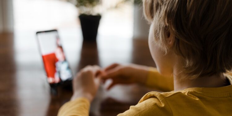 Professor não pode publicar imagem ou voz de aluno sem autorização, alerta especialista