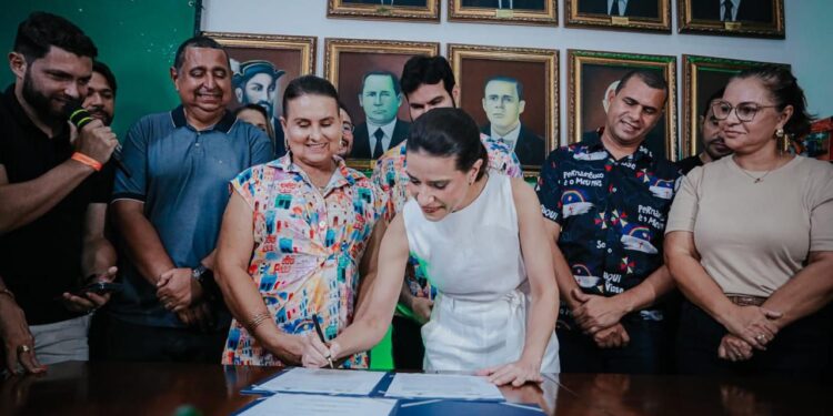 Em Igarassu, governadora Raquel Lyra anuncia obra de ponte no município e garante revitalização da Feira da Sulanca e do Mercado das Carnes