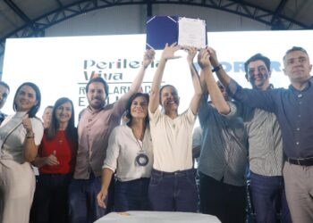 Em Vitória de Santo Antão, governadora Raquel Lyra entrega 700 títulos de propriedade e anuncia ampliação do abastecimento de água e construção de creche
