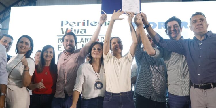 Em Vitória de Santo Antão, governadora Raquel Lyra entrega 700 títulos de propriedade e anuncia ampliação do abastecimento de água e construção de creche