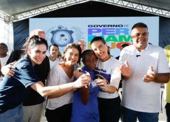 Em Vicência, governadora Raquel Lyra entrega casas pelo Morar Bem PE, novos ônibus escolares e vistoria obra de construção de creche