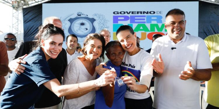 Em Vicência, governadora Raquel Lyra entrega casas pelo Morar Bem PE, novos ônibus escolares e vistoria obra de construção de creche