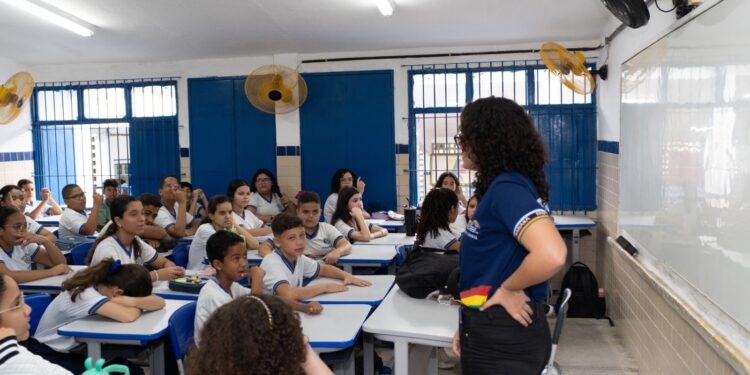 Governo de Pernambuco envia à Alepe projeto de reajuste salarial dos profissionais da Educação da Rede Pública Estadual