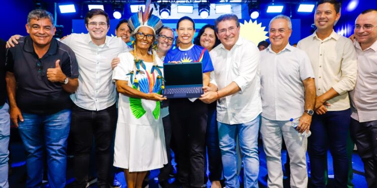 Na abertura do Clipe, em Serra Talhada, governadora Raquel Lyra entrega computadores para professores e autoriza obras do Complexo de Polícia Científica