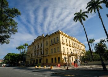 Governo de Pernambuco decreta ponto facultativo no dia 2 de abril, véspera da Paixão de Cristo