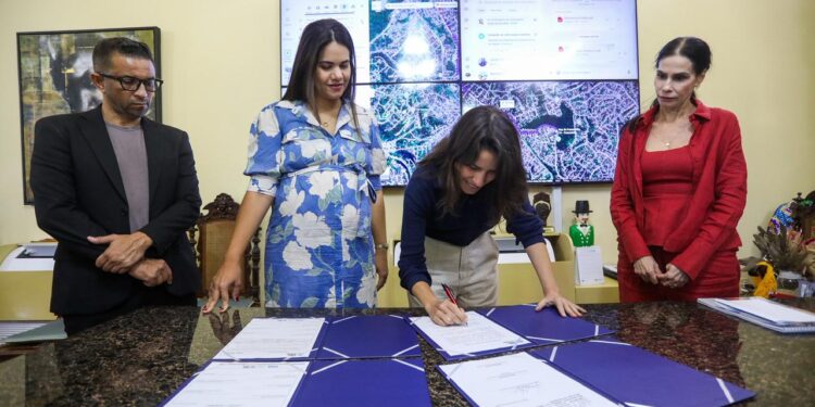 Governadora Raquel Lyra anuncia R$ 32 milhões em investimentos para pavimentação de vias e reforma do Grupamento dos Bombeiros em Olinda