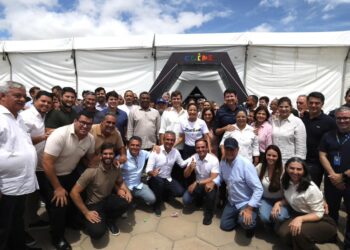 No Circuito Literário em Petrolina, governadora Raquel Lyra autoriza pagamento do PIX Tênis e obras de duas creches