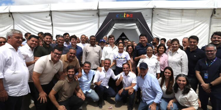 No Circuito Literário em Petrolina, governadora Raquel Lyra autoriza pagamento do PIX Tênis e obras de duas creches