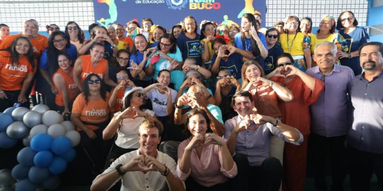 Governadora Raquel Lyra assina contrato da concessão do saneamento do Sertão e entrega novo Centro Interesportivo Educacional