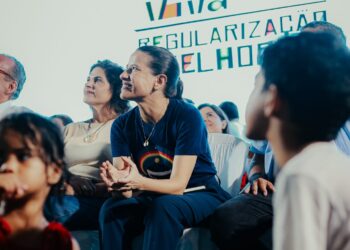 Em Santa Maria da Boa Vista, governadora Raquel Lyra entrega 691 títulos de propriedade, ônibus escolares e assina convênios voltados à infraestrutura urbana