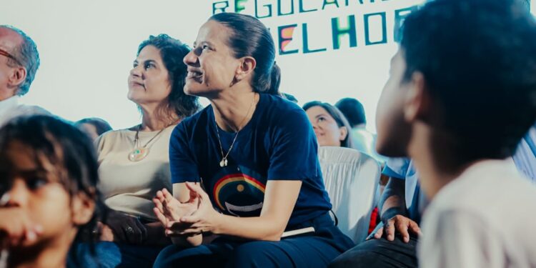 Em Santa Maria da Boa Vista, governadora Raquel Lyra entrega 691 títulos de propriedade, ônibus escolares e assina convênios voltados à infraestrutura urbana