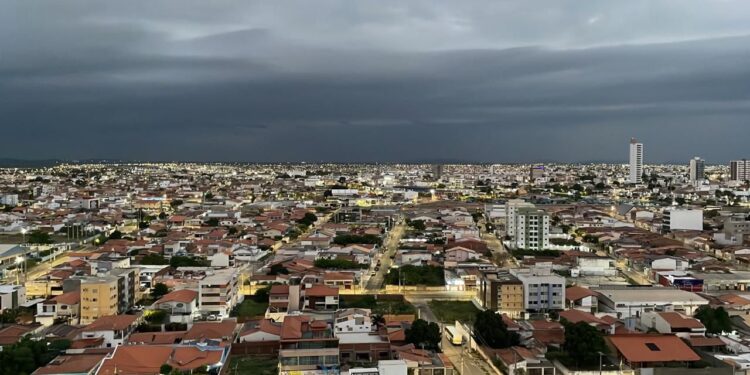 Previsão de chuvas fortes a partir desta sexta leva Neoenergia a reforçar equipes de plantão, principalmente no Litoral