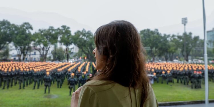 Governadora Raquel Lyra entrega 2.157 novos soldados da Polícia Militar às ruas do Grande Recife
