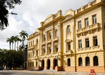 Governadora Raquel Lyra sanciona lei que garante auxílio para famílias afetadas pelas chuvas