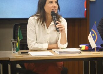 Em agenda com prefeitos pernambucanos em Brasília, governadora Raquel Lyra celebra assinatura do contrato de retomada da Transnordestina