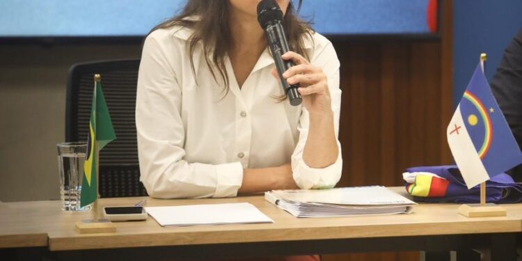 Em agenda com prefeitos pernambucanos em Brasília, governadora Raquel Lyra celebra assinatura do contrato de retomada da Transnordestina